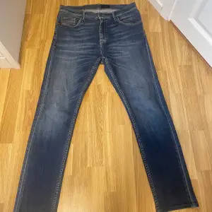 Säljer dessa sjukt snygga jeans från Tiger Of Sweden👖. Perfekt för våren och sommaren☀️. De är 8.5/10 skick. Storleken är 33/32 men hade passat 32/32 med skärp på. Skriv vid funderingar⭐️