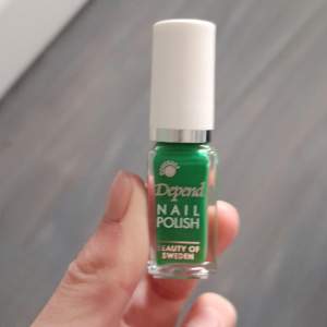 Jättesnyggt grönt nagellack från depend!! Heeeelt oanvänd och i nynyskick!! Perfekt till våren!