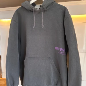 Huvtröja  - Huvtröja från H&M. Använd men fint skick.  