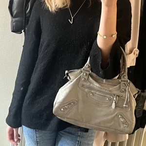 Balenciaga väska - Balencigaväska i mellan modellen. Bra skick! Saknar crossbodybandet och är därför lite sliten på handtagen. Självklart äkta! Pris kan diskuteras vid snabbaffär.