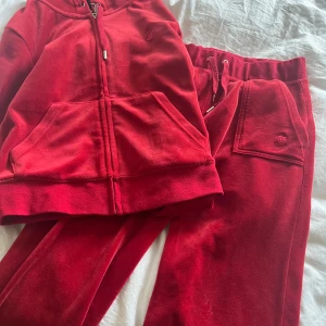 Juicy couture set - Juicy couture set, byxor och huva tröja. Färg röd. Strl byxor xs och tröja s. Mycket bra skick. Nypris tillsammans 2500 kr kan säljas separat för 500 kr st