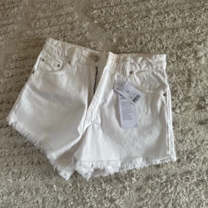 Jeans shorts  - Vita jeans shorts helt oanvända från Gina💞