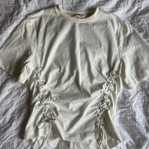 T-shirt med knytningar - Unik T-shirt med knytningar❣️ Pris kan diskuteras vid snabb affär, använd gärna köp nu funktionen🙏🏻