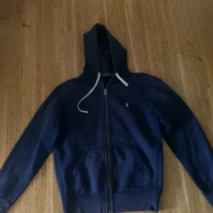 Polo Ralph Lauren zip hoodie  - Tjena folket säljer nu min raffe zip hoodie pga den är för liten. Skicket är 8/10.  Den är mörkblå 
