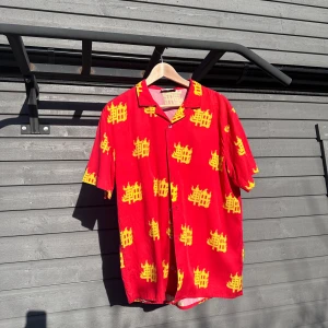 Axel Arigato skjorta Medium - Axel Arigato skjorta  Storlek Medium Fint skick, förutom en knapp som fått sig lite stryk, men går lätt att byta mot extra knappen som sitter i tvättaggen! Somrig och luftig skjorta