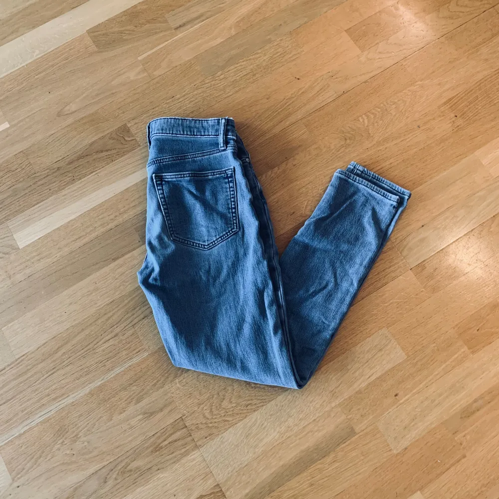 Säljer dessa snygga ljus blå jeans från Uniqlo! Hög Kvalitet i bra skick! Size S! Kostar 300 kr exklusive frakt! Det finns en snöre på byxorna om du inte har bälte (bild finns på den fjärde bilden). Jeans & Byxor.