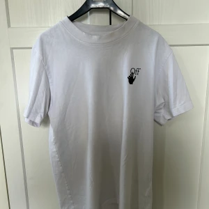 Off white  - Off white t-shirt i fint skick. Alla priser är diskuterbara. Tveka inte på att skriva vid funderingar🤩
