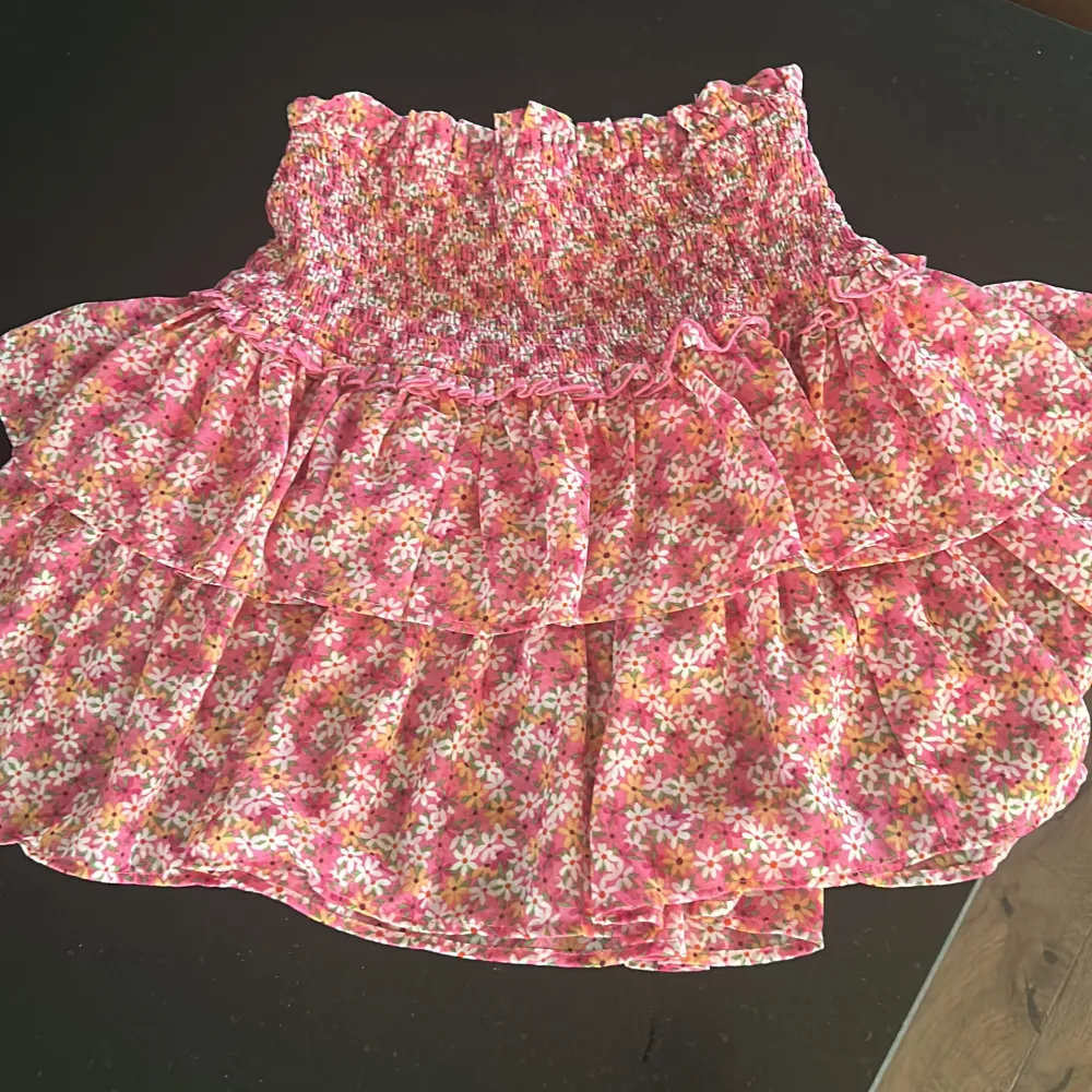 jättesöt volang kjol som jag köpte ifrån märket ONLY från en annan på plick tidigare. Använts 3 gånger 🌺Är i storlek S!. Kjolar.