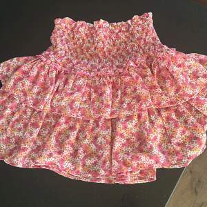 jättesöt volang kjol som jag köpte ifrån märket ONLY från en annan på plick tidigare. Använts 3 gånger 🌺Är i storlek S!