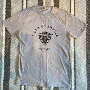Tiger of Sweden tshirt - Tshirt grå storlek large. I princip nyskick