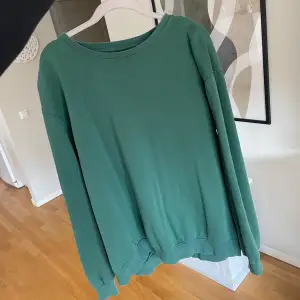 Grön sweatshirt från H&M- Sparsamt använd- Storlek M - Köparen står för frakten - Inga returer (om det inte är så att det blivit något fel) - Betalning via köp direkt 