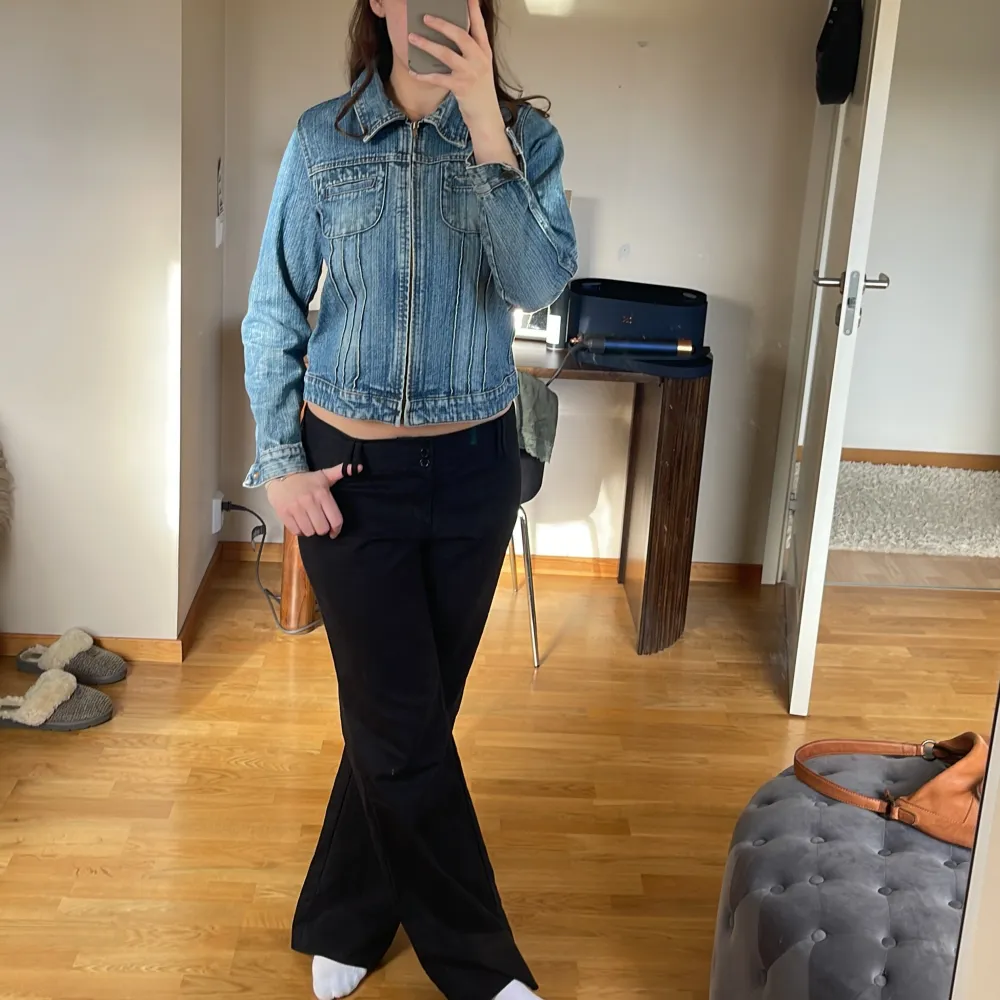 SNYGGASTE jeansjackan från Denim co😍😍skulle säga att den passar som en M. Jackor.