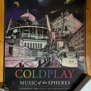Coldplay tavla - Limiterad tavla från Coldplay i somras. Köpt på plats på Ullevi. Finns ej att köpa. Tavlan har bara legat och aldrig suttits upp.