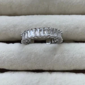 Diamant ring  - Ring till salu! Ringen är guld pläterad. Den är dessutom justerbar vilket innebär att den passar alla fingrar! Skötselråd och putsduk medföljer också.  😊