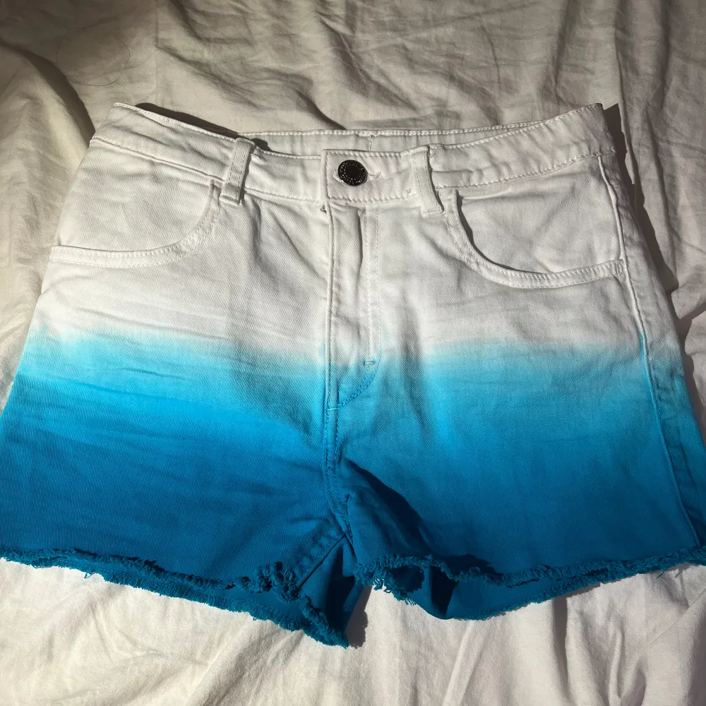 Så fina shorts 🩵Dessa är i barnstorlek och är 30,5 cm rakt över 🌟 . Shorts.