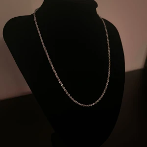 Silver halsband - Jättesnygg silver halsband med en sjukt snygg snurr design som gör den unik🤩 Halsbandet är OANVÄNDT✅ Det går att frakta eller mötas upp i Malmö! Skriv vid frågor eller funderingar🤗