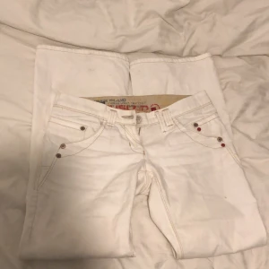 Low Waist jeans  - Säljer min Low Waist jeans som är i bra skick, säljer de på grund av att de inte passar mig längre. De är i storlek xs men passar även som S. De skulle passa perfekt i längden för nån som är under 1’63.