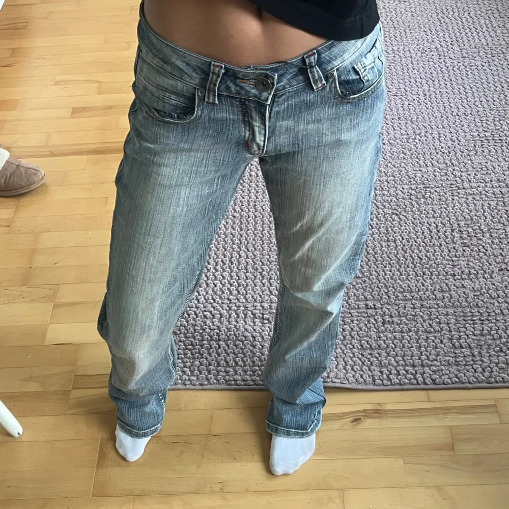 Coola jeans men coola detaljer bak!! Väldigt långa på mig som är runt 160! Vintage men från ett märke som heter yessica by C&A Midjemått - 74 cm  Innerbenslängden- 85 cm. Jeans & Byxor.