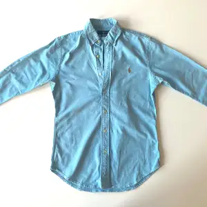 Ljusblå Ralph lauren skjorta i bra kvalite. Slim fit, strl S. 100% bomull. Använd fåtal gånger. 