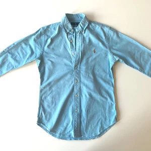 Ralph lauren skjorta - Ljusblå Ralph lauren skjorta i bra kvalite. Slim fit, strl S. 100% bomull. Använd fåtal gånger. 