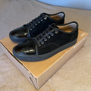 Lanvins strl 9 - Lanvins i storlek 9 motsvarar 43-44. Säljer då dem inte används längre. Köpta på careofcarl för 4499kr