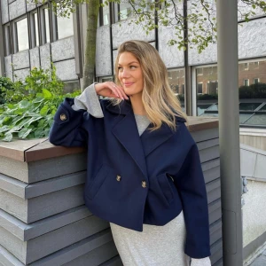 Kappa Missäy - Oanvänd kappa från missäy. Säljer då den inte riktigt är min stil. Superfin nu till våren/sommaren💕