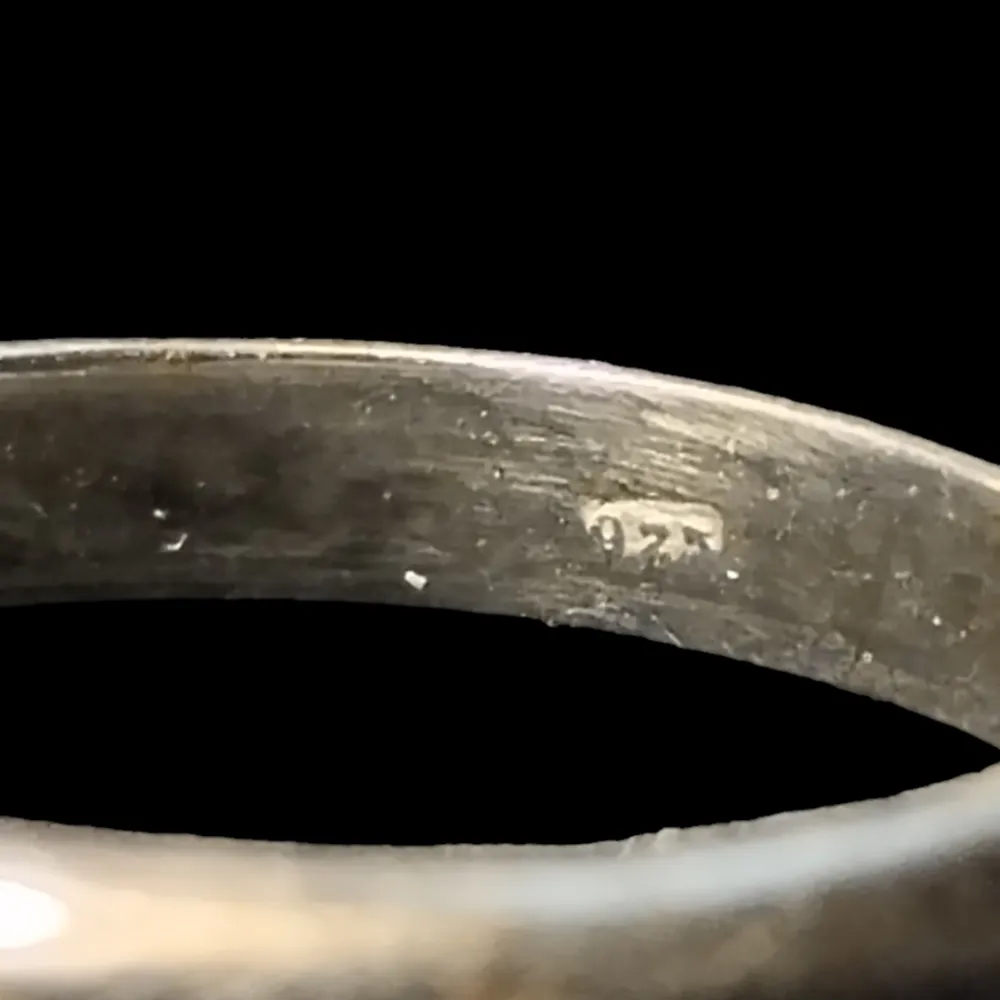 Texturerad äkta silver ring med rund röd granat ädelsten. 15,9 mm-16.1 mm i storlek Nypris 950kr . Accessoarer.