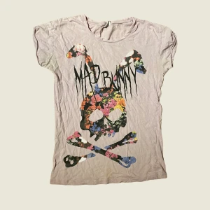 t-shirt - Cool T-shirt med trycka av en dödskalle-kanin