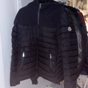 Monclear jacka longue saison - Monclear jacka stilig svart ny inte använd bra mode fantastik bra 