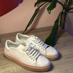 Arigato sneakers - Sneakers. Använt några gånger, inga fläckar.