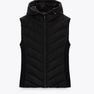 Väst  - Hej säljer denna väst ifrån zara köptes för 400 så jag säljer den för 200 den är använd 2-3 gånger den är fortfarande som ny inga märken eller någon i storlek s❤️