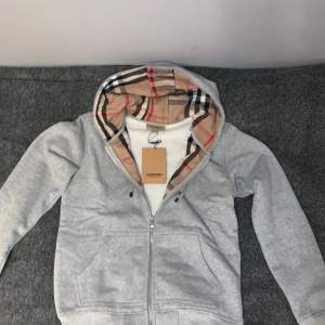 Säljer nu en grå Burberry zip hoodie i storlek M. Helt ny och aldrig använd. Finns fler bilder om det önskas! Priset är inte hugget i sten.