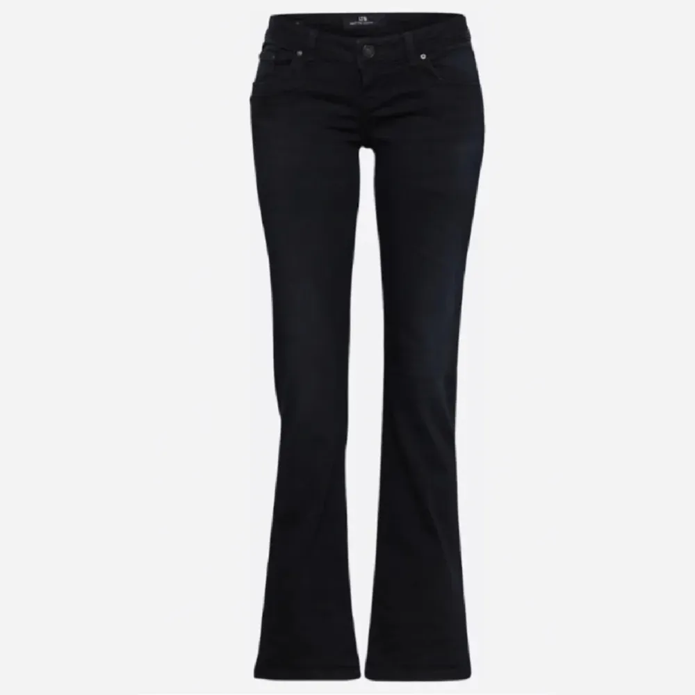 Säljer mina lågmidjade ltb jeans i storlek 26/34. Fint skick, inga defekter! dom är marinblåa men ser nästan svarta ut. . Jeans & Byxor.