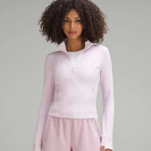 Lululemon Define jacket - Jättefin ljusrosa jacka i kortare modell från lululemon i storlek 4. Ny med prislapp.