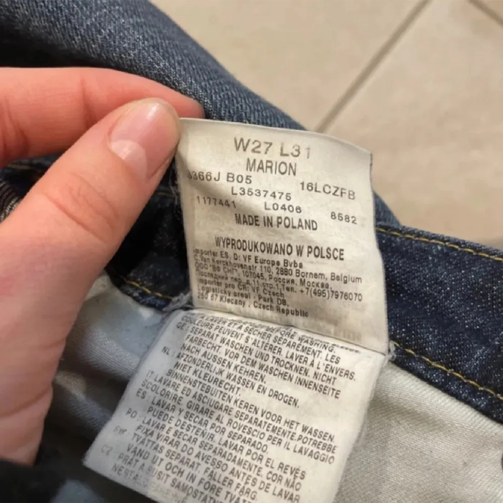 jag säljer ett par lågmidjade lee jeans i storlek W27 L31. de har inte defekter och sitter väldigt fint på. De är köpte för 1100.. Jeans & Byxor.