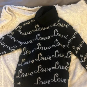 ❤️‍🔥stickad svart polo tröja - En mysig stickad svart tröja, som används Max 2 gånger❤️‍🔥