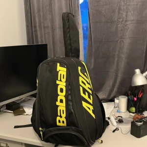 Babolat aero tennis väska  - Väldigt bra skick, har massor med plats för skor,kläder,ock racket 