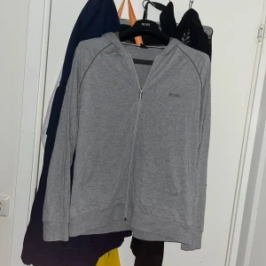 Hugo Boss tröja - Knappt använd grå hugo boss tröja. Storlek L.