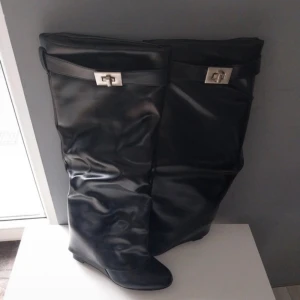 Givenchy liknande stövlar - Säljer nu mina as coola och snygga fold over boots som liknar givenchys😍näst intill oanvända och är i superfint skick. Skriv gärna privat för fler bilder💕💕