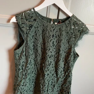 Grön spetstopp - Topp från Lindex kollektion Holly Whyte Storlek M Aldrig använd Nypris 499kr  Rök och djurfritt hem!