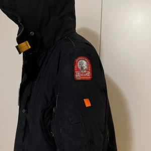 Parajumper jacka - Säljer min jacka på grund av att jag inte använder den längre. Den är bara använd ett få antal gånger, så den är nyskick. Jag köpte den för 15 000 säljer för 7 500  Är endast intresserade av seriösa köpare!