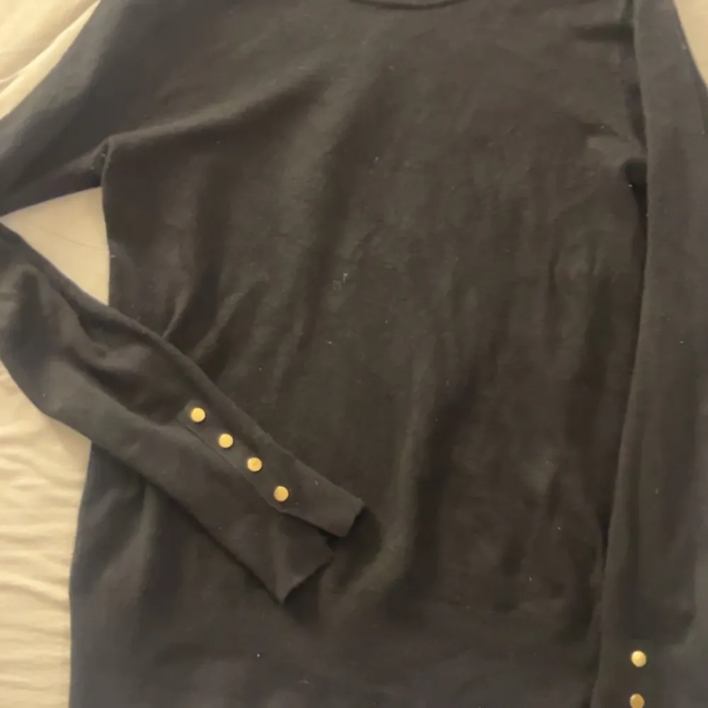 Säljer denna svarta tröja med detalj på armarna från zara pga får ingen andvändning för den! Pris kan diskuteras och den är i ett bra skick💕💕. Tröjor & Koftor.