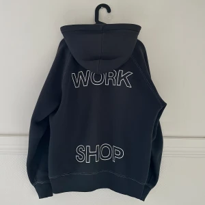 our legacy work shop hoodie - INTRESSEKOLL! frakt tillkommer, pris kan diskuteras, betalning sker via swish, hör av er vid frågor & intresse.
