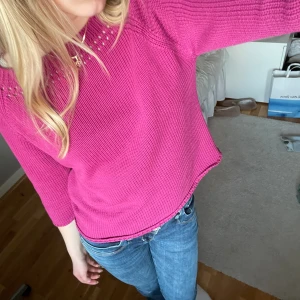 Trekvartsärmad tröja - Superfin och trendig trekvartsärmad tröja, använd fåtal gånger💕💕