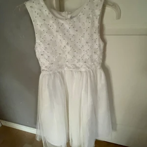 Vit sommar klänning med små blommor  - Säljer en gammal sommarklänning som jag hitta långt in i garderoben😻Pris kan diskuteras, Kom privat för fler frågor🥰