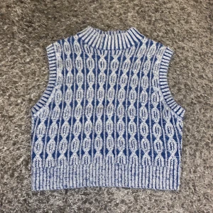 Väst - Kort väst inköpt second hand med lapparna bortklippta. Västen är i kort längd och beräknad storlek är S-M.