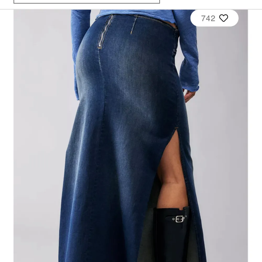 Superfina jeans kjol från urban outfitters som tyvärr är alldeles för liten för mig:( endast testad så inga deffekter, nypris ca 780kr. (Egna bilder går att få men som sagt går den inte på mig). Priset går att diskuteras💞. Kjolar.