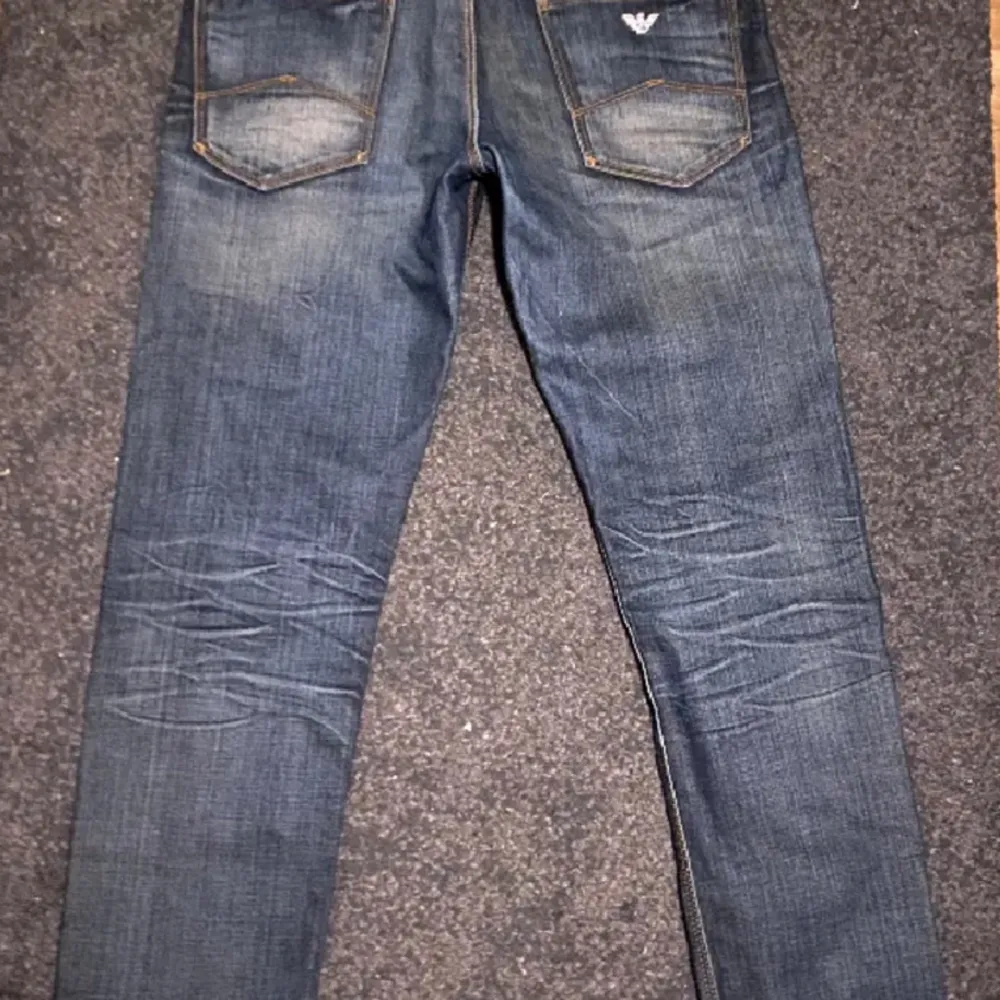 Säljer dessa feta jeans från Armani i sjukt bra skick. Najs Slim passform å härlig wash. Köpta på Nk för 2500 säljer för 750 (dunder pris) för frågor bilder skriv PM. Jeans & Byxor.