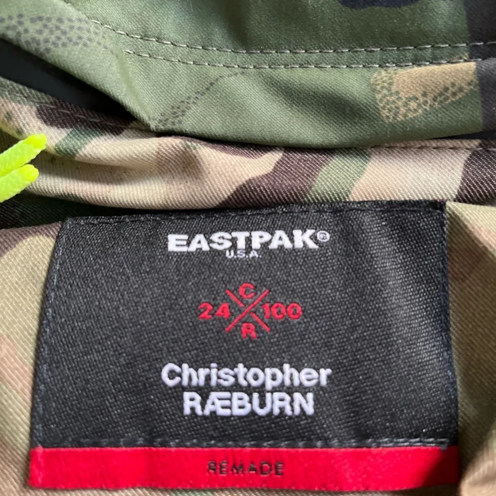 En unik ryggsäck framtagen av den engelsk baserade designern Cristopher Raeburn för Eastpack.  Varje ryggsäck är tillverkad av återvunna uniformer från den engelska armé och den fluorescerande gula delen från UK Border force uniformer. Nypris 4500kr. Väskor.