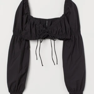 Svart topp - Säljer denna fina somriga topp från HM✨ Använd få tals gånger och är i storlek S✨  Skriv för fler bilder🩷